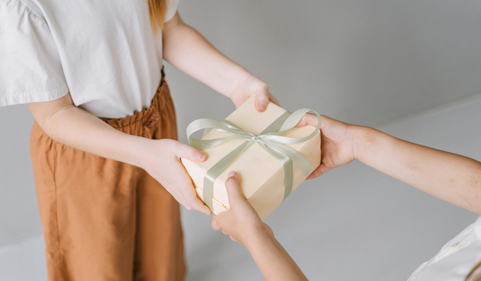 A Complete Guide to Sympathy Gifts for Family, Friends, and Acquaintances